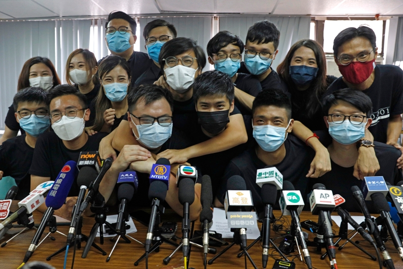 民主派初选落幕后，一众当选的民主派人士周三戴口罩出席记者会，前排左一为黄之锋。（美联社照片）