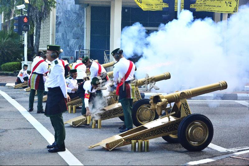 鸣炮队伍由汶莱皇家武装部队的22名军警所组成。