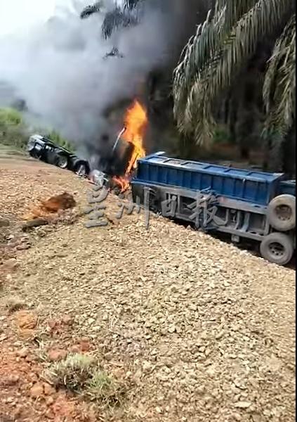 运载碎石的罗里撞向路边后起火燃烧。
