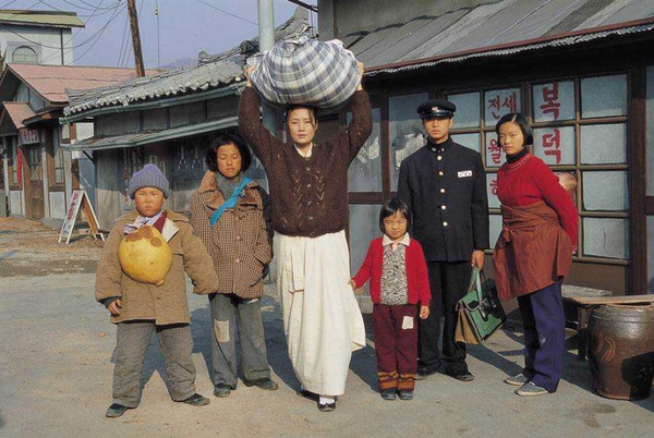 张美姬在经典韩剧《六个孩子》中，饰演独立将6名儿女拉拔长大的单亲妈妈。