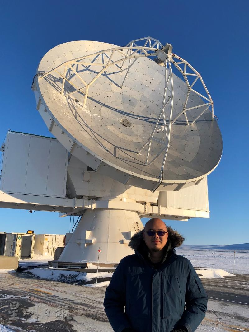 郭骏毅参与架设的格陵兰望远镜，能与世界其他角落的望远镜连线观测黑洞。照片摄于2019年3月，地点是美军在北极圈以北的图勒空军基地。