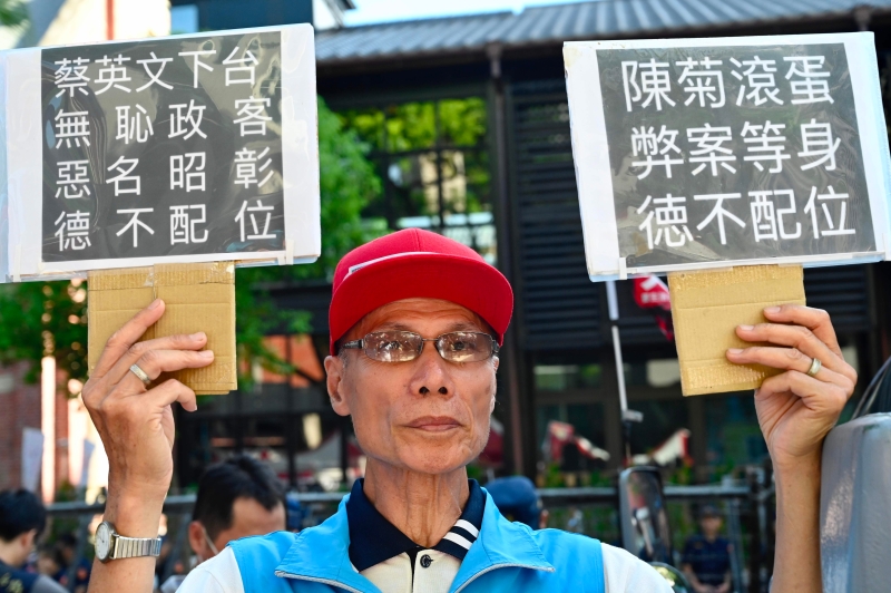 不少台湾民众在立法院外示威，抗议总统蔡英文提名陈菊担任监察院长。