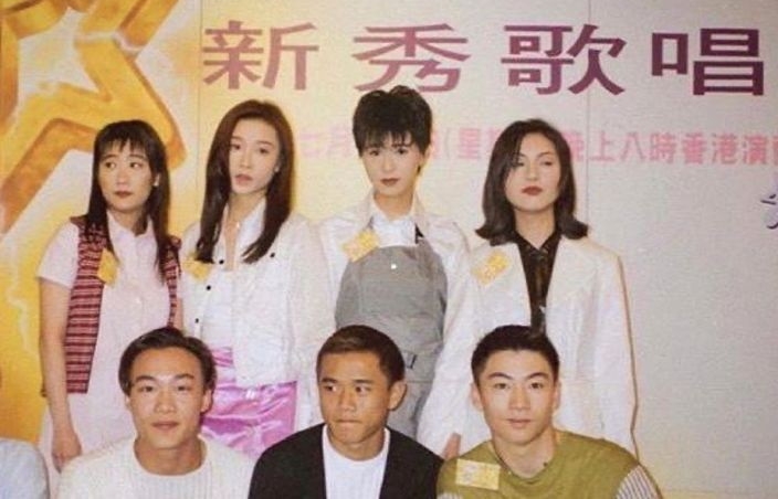 陈奕迅(前左一)25年前青涩的模样，后排右一为杨千嬅。