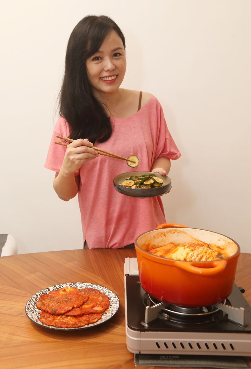 叶于齐所分享的料理是素泡菜煎饼、素韩式部队锅及韩式凉拌小黄瓜。