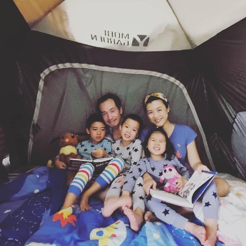 陈茵媺和老公子女在家露营，自制另类度假感觉。