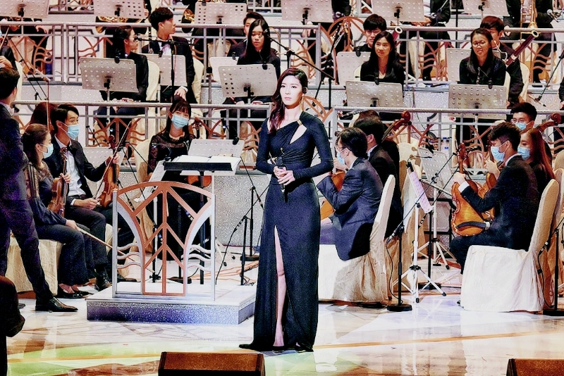 余香凝穿黑色性感晚装，献唱杨千嬅名曲《小城大事》。