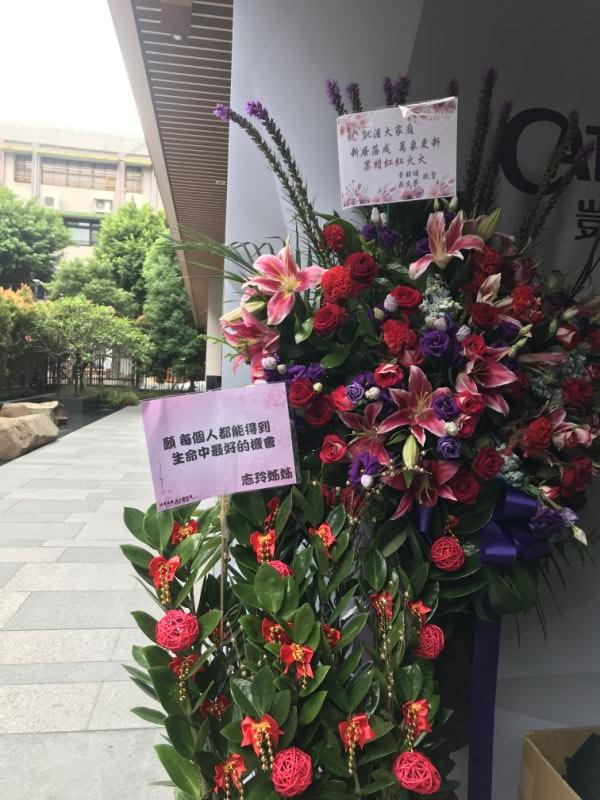 林志玲也特地送上花篮祝贺。