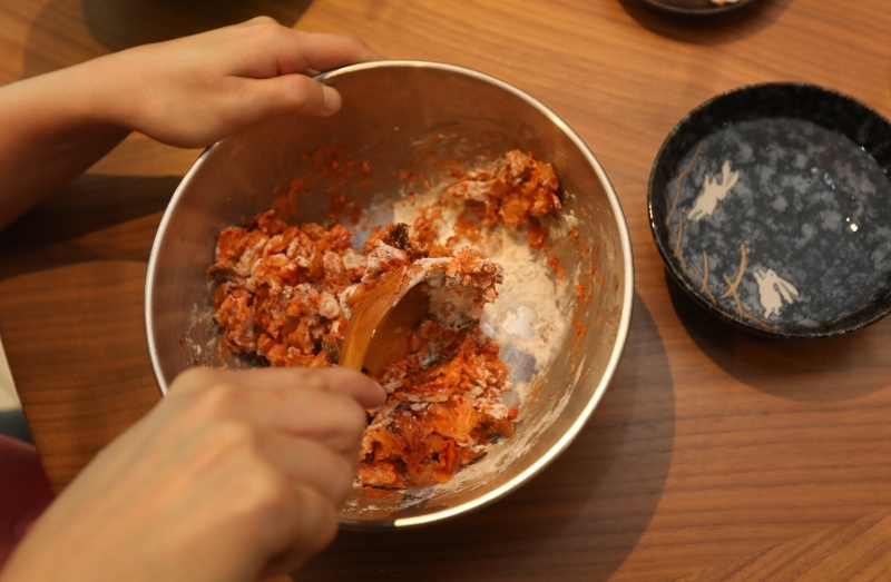将素泡菜、素韩式辣椒酱、面粉及糖倒入碗中搅拌。