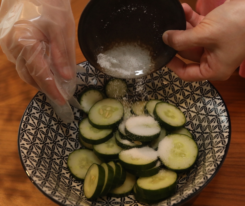 将小黄瓜以盐腌制15分钟。