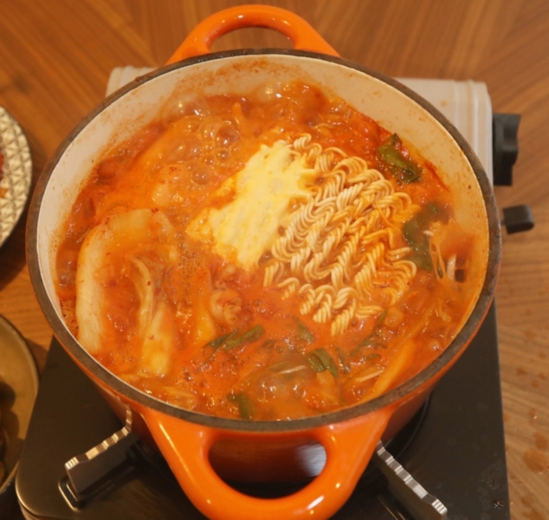 素食部队锅的主要材料是泡菜和辣椒酱，再加入特定食材，想在家煮一锅香喷喷的部队锅并不难。