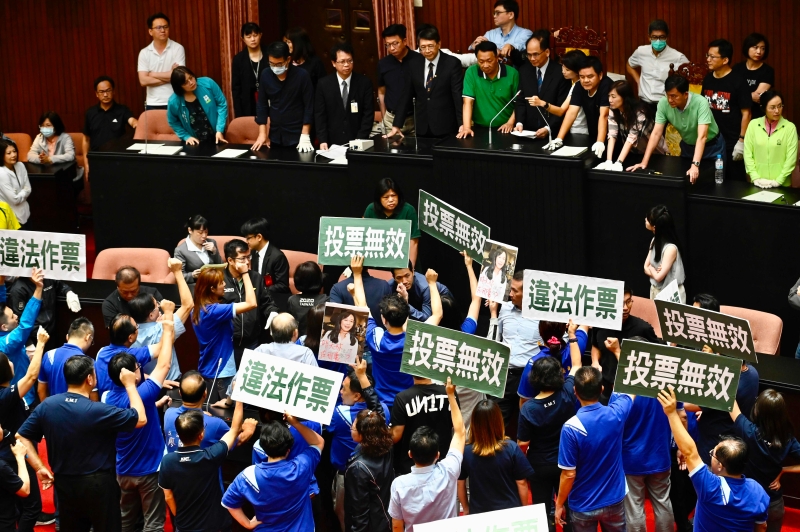 台湾立法院为陈菊出任监察院长进行投票，国民党团到主席台前抗议。