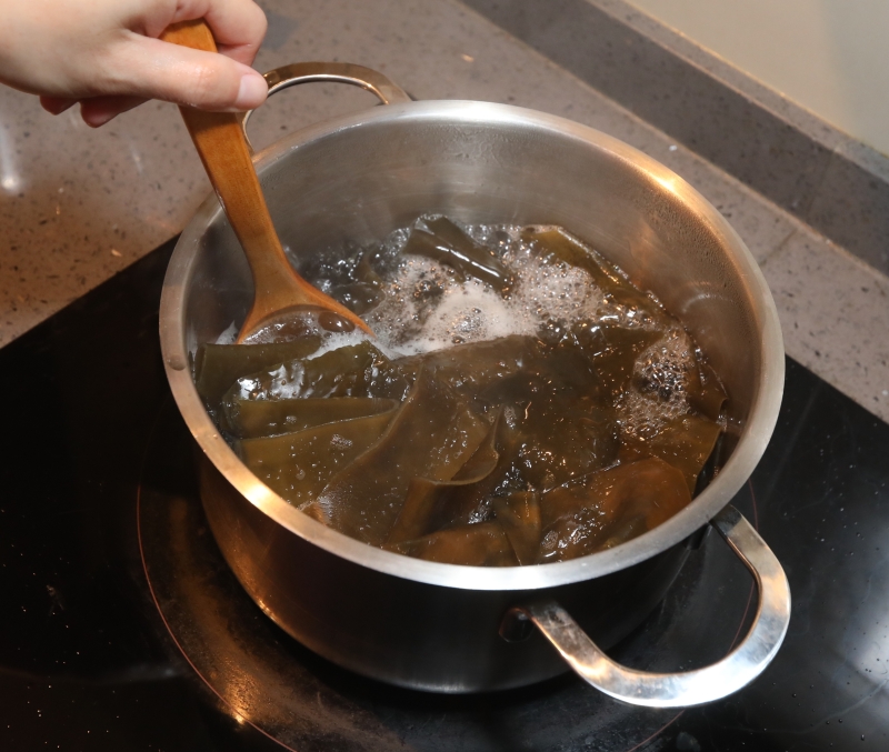 将1公升水及已洗净和泡软的海带放进锅内，煮至沸腾让汤汁入味，之后取出海带，汤汁备用。