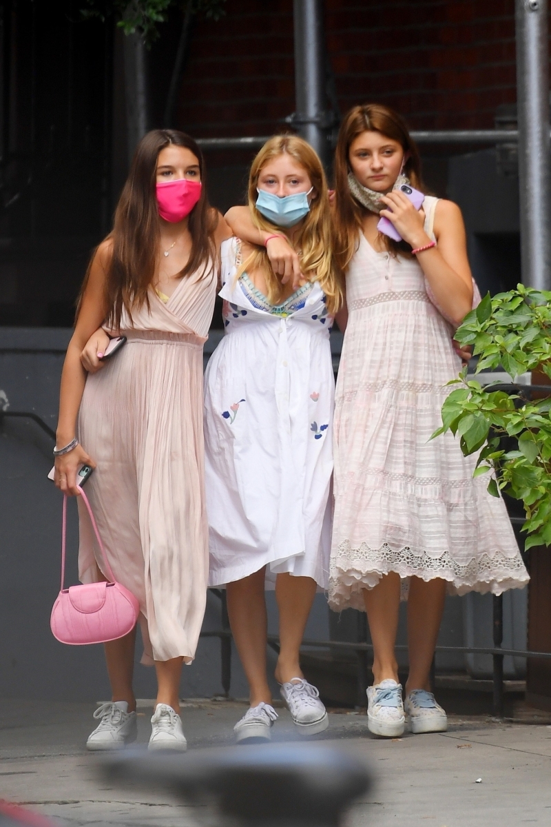 苏莉（左）被拍到在与朋友现身纽约街头，她一身“粉红控”搭配，从口罩、裙子到包包，可谓衬到绝，少女心爆表！