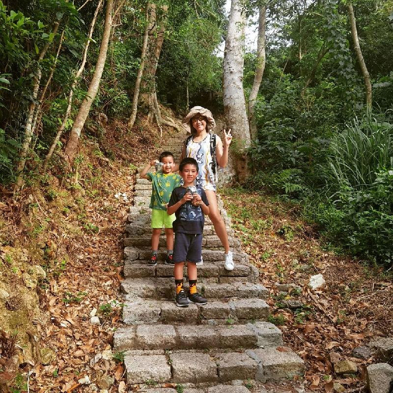 陈茵媺带着两个儿子去行山，接触大自然。