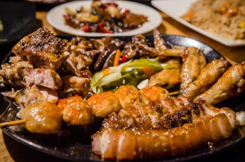 原汁原味的原住民炭烤三层肉及鸡翼，是慕娘部落最畅销的料理。