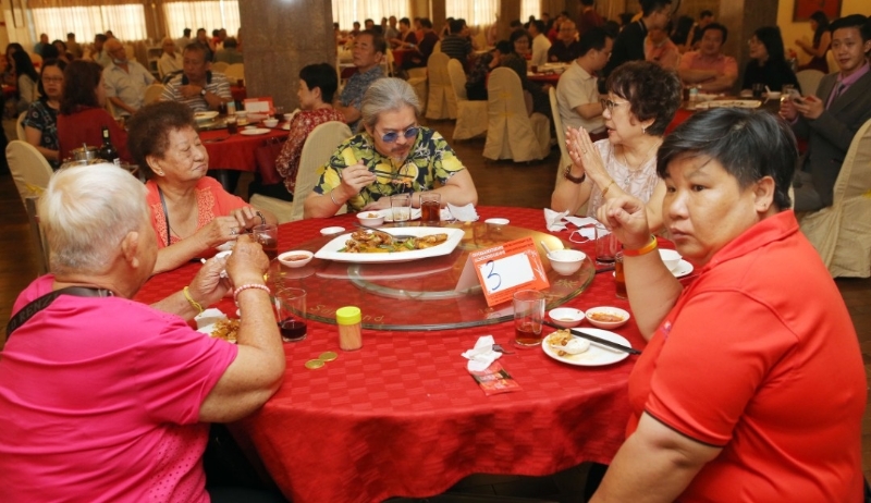 婚宴上每张桌子最多只坐5个人，以确保宾客保持社交距离。