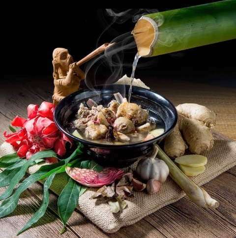 竹子是砂拉越原住民最原始的烹调器具，他们的竹筒料理有竹筒饭、竹筒鸡、竹筒猪还有竹筒鱼。两个小时的炭烤，让菜肴自然发出一股青竹香。