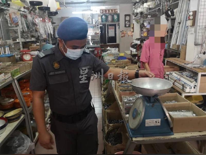 
商贩违规遭贸消局执法人员罚款100令吉。