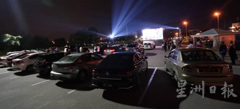 国内首个露天汽车电影院即日起正式对外开放，一次能容纳70辆轿车。