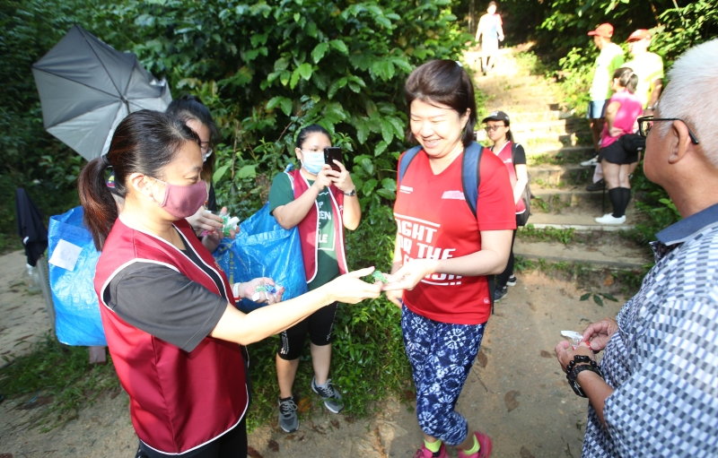 杨巧双（左）派出哨子给登山客，让他们在面对紧急情况时使用。