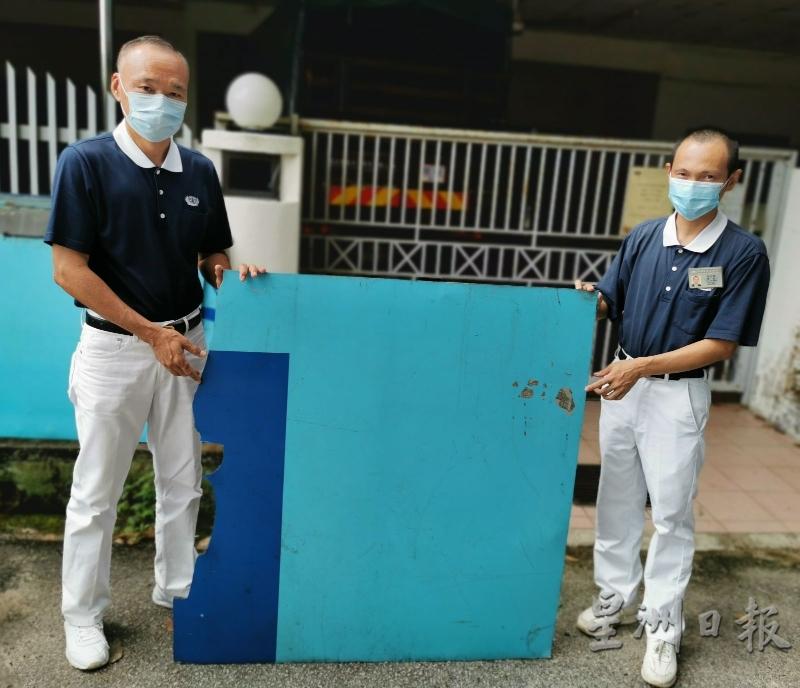 胡美平（左）与陈治谓利用所回收的广告板改造成阻水用具防灾。