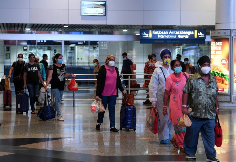 96名滞留印度的国公于昨天清晨返抵吉隆坡国际机场，过后被送往森州汝来高等教育领导学院（AKEPT）强制隔离14天。