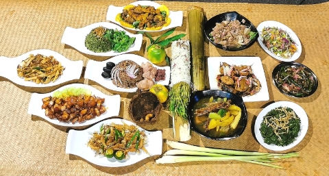 砂拉越原住民的传统料理，主要是生吃、竹筒、熏烤、腌渍，以及酿米酒，风味与华人料理截然不同。
