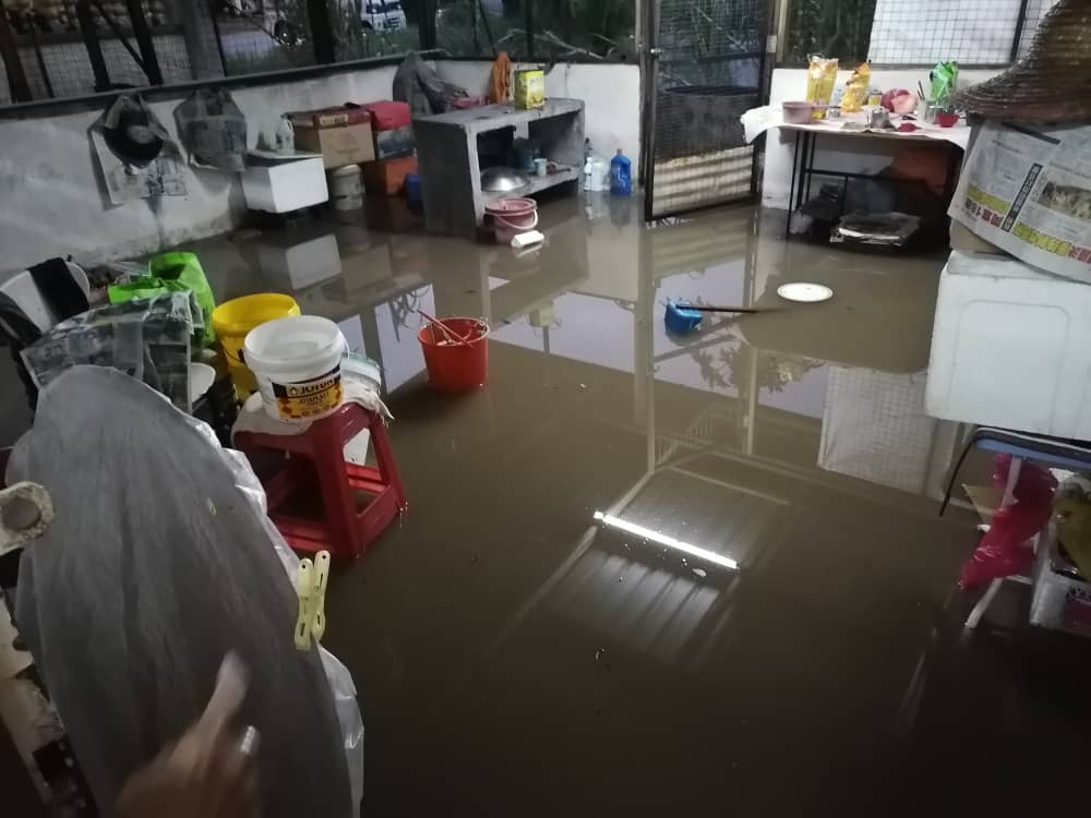 峇冬加里乌鲁音峇鲁多区淹水，乌鲁音峇鲁中村灾情惨重，村屋被淹得惨不忍睹。