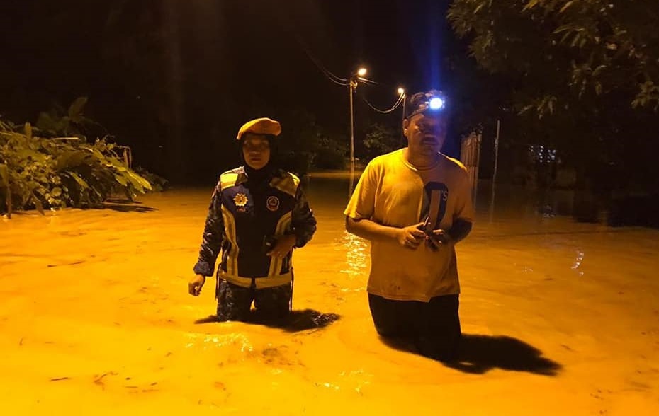 文冬多区闪电水灾，水势上涨，民防部队协助疏散灾民。