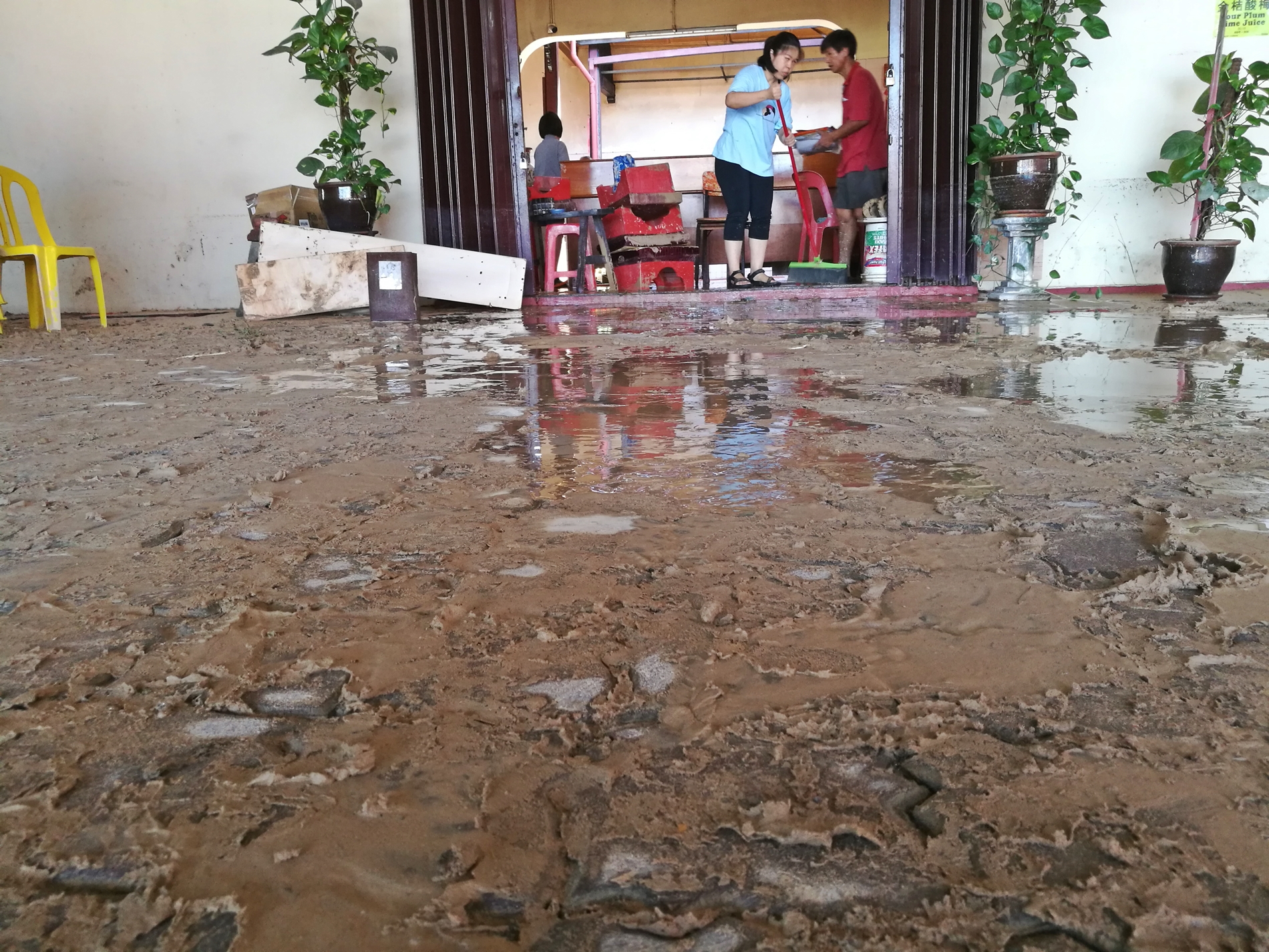 一场豪雨的黄泥巴，师爷宫的工作人员在忙碌的清洗堆满黄泥巴的地面。