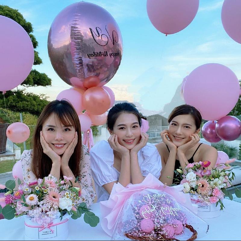杨秀惠举行粉红生日派对和闺蜜一起庆祝36岁生日，并表示“虽然当了妈妈还是想满足一下自己的少女心。”右为林宣妤。