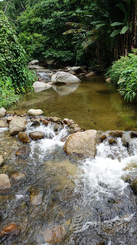 山水从不远的山上潺缓而下，人们可以在岸边倾听溪流的淙淙水声，放松心情。