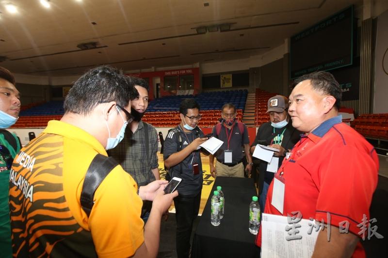 大马篮总新任会长拿督威拉陈江荣（右）的目标之一，就是在明年的河内东运会助大马夺得女子篮球和女子3人赛双金。