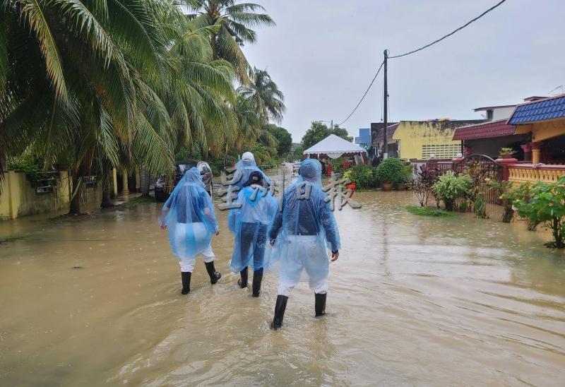 慈济志工掌握水灾消息后，立刻动员勘灾小组去了解各地灾情。