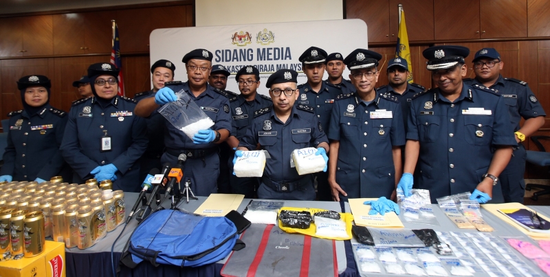 佐哈里（右三）表示，关税局于7月分别在巴生及吉隆坡国际机场（KLIA）展开了取缔行动，并起获了价值24万9560令吉的毒品。左起为祖莱尼、再札、阿都瓦哈比，右起为莫哈末沙比里、依斯甘达。
