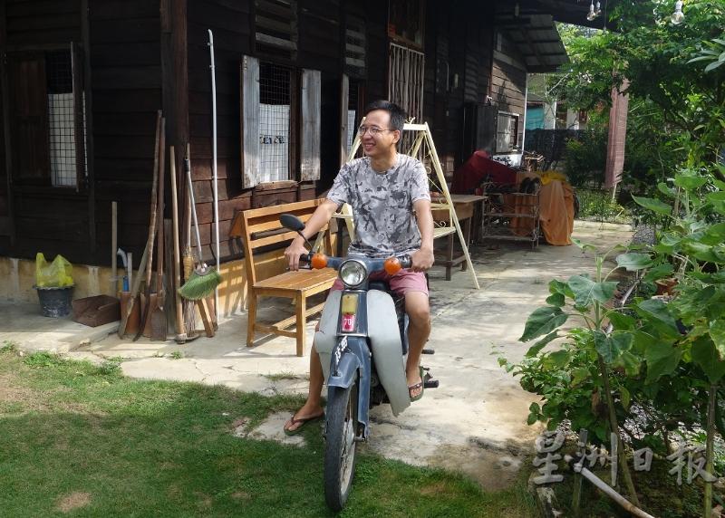 甘靖康与他的摩哆车，他不时会骑著摩哆车在新村内兜风，悠游自在。