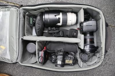 采访当天，张恩宁拖着厚重的摄影包，展示日常工作配备所需的相机和各式镜头。