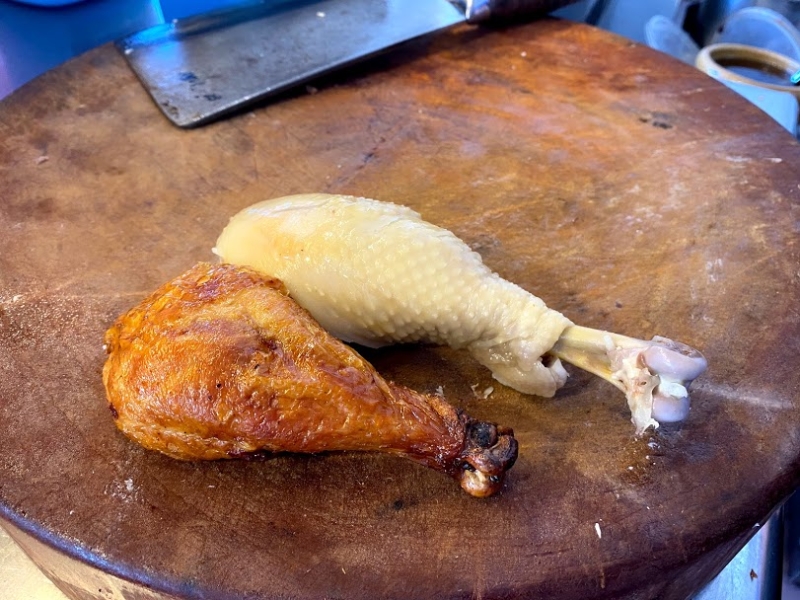 用光颈鸡烹煮出来的白斩鸡，鸡腿比一般鸡腿还大。