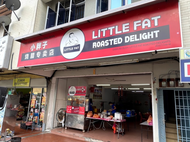 小胖子烧腊专卖店位于峇株巴辖居銮路，由谢强进与家人合力经营。