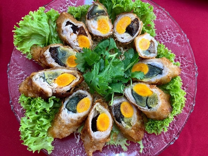 龙凤卷是如今已少见的传统名菜，以咸蛋、皮蛋及虾制成。