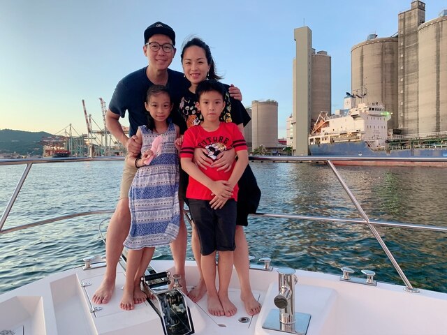 品冠和老婆Jennifer日前带着一双儿女到高雄玩，更搭乘好友的游艇前往小琉球。