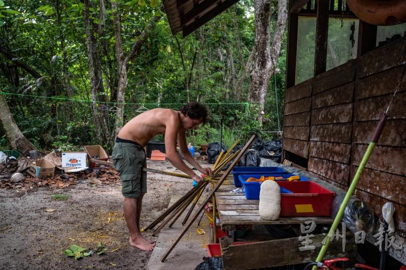 一名法国志工在乐浪岛的查加尔·胡塘海龟保护区为绿海龟筑巢做准备。