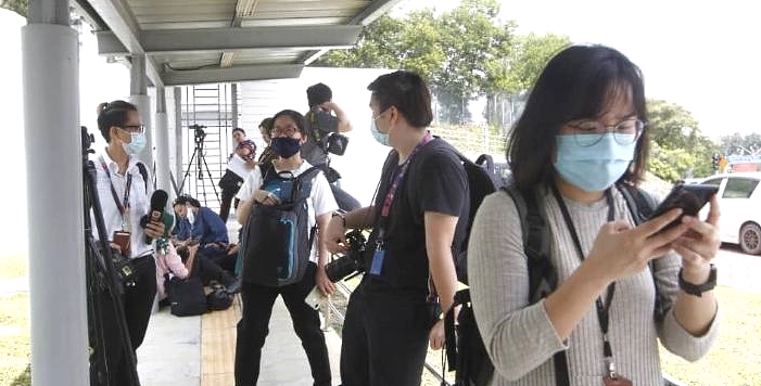 Members of the press gathering outside the MACC headquarters in Putrajaya this morning. SIN CHEW DAILY Members of the press gathering outside the MACC headquarters in Putrajaya this morning. SIN CHEW DAILY