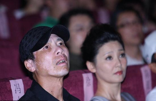 中国知名导演冯小刚执导的电影获奖无数，也曾在2015年凭《老炮儿》荣获《第52届金马奖》影帝。他年轻时患有白癜风，但现年62岁的他已放弃治疗，决定靠调节饮食和保持良好的心情来控制病情。