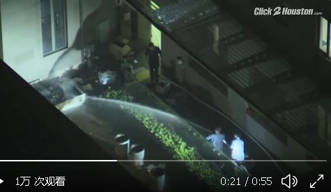 短片也可见到 ，在冒烟后，使馆内便有人拉动水管扑灭火势。