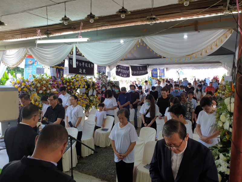 出席的亲友和华教人士在牧师带领下肃立默祷。