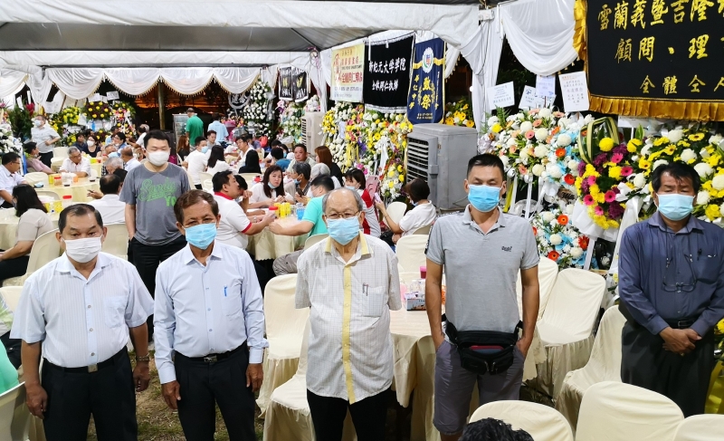 峇县爱护华教工委会一行人为张敬良进行追思活动；前排左起吴世业、许炳正及李儒森。