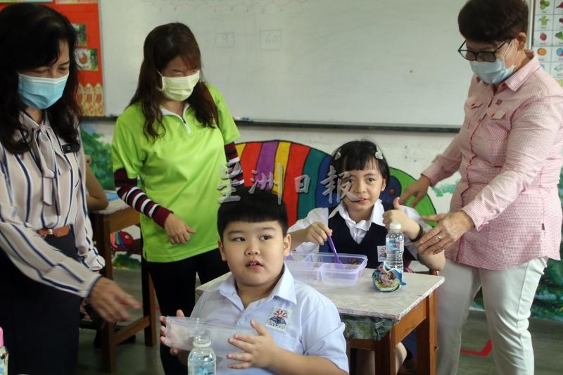 陈燕珠（站者右起）、周慧诗及李月华巡视各个班级，了解学生上课及用餐情况。