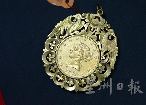 这是赖鸿权的其中一个收藏品，饰品的中央是一个纯金的美国金币。