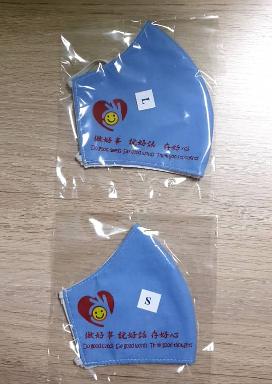 The fabric face masks with the message of "do good deeds, say good words and harbor good thoughts" printed on them. SIN CHEW DAILY The fabric face masks with the message of "do good deeds, say good words and harbor good thoughts" printed on them. SIN CHEW DAILY